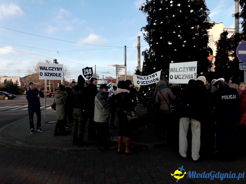 Protest uczniów i nauczycieli przed Urzędem Miasta.