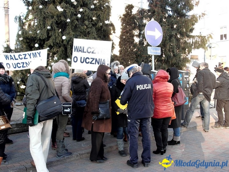 Protest uczniów i nauczycieli przed Urzędem Miasta.