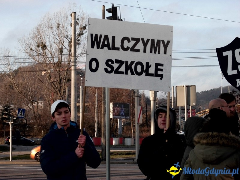 Protest uczniów i nauczycieli przed Urzędem Miasta.