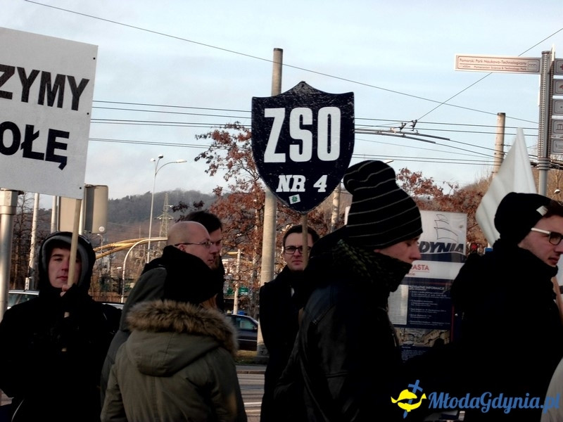 Protest uczniów i nauczycieli przed Urzędem Miasta.