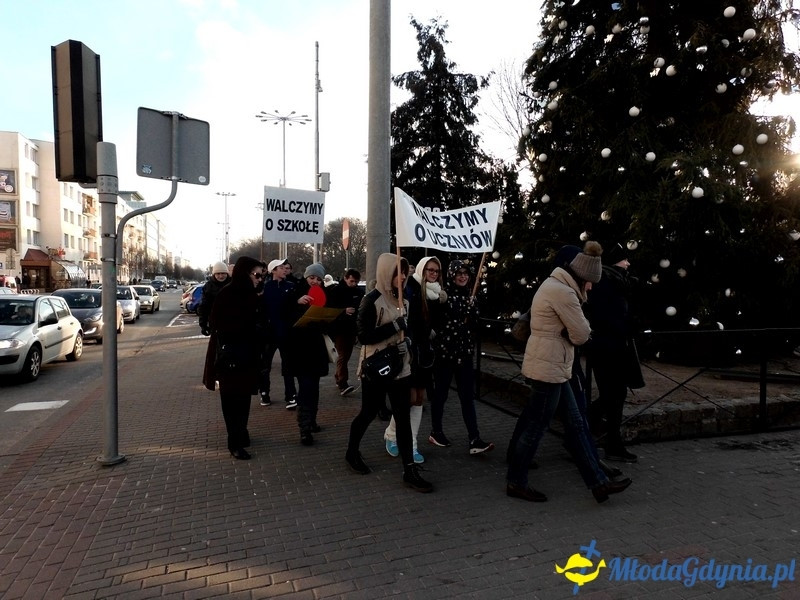 Protest uczniów i nauczycieli przed Urzędem Miasta.