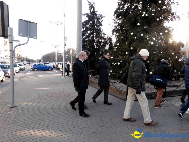 Protest uczniów i nauczycieli przed Urzędem Miasta.