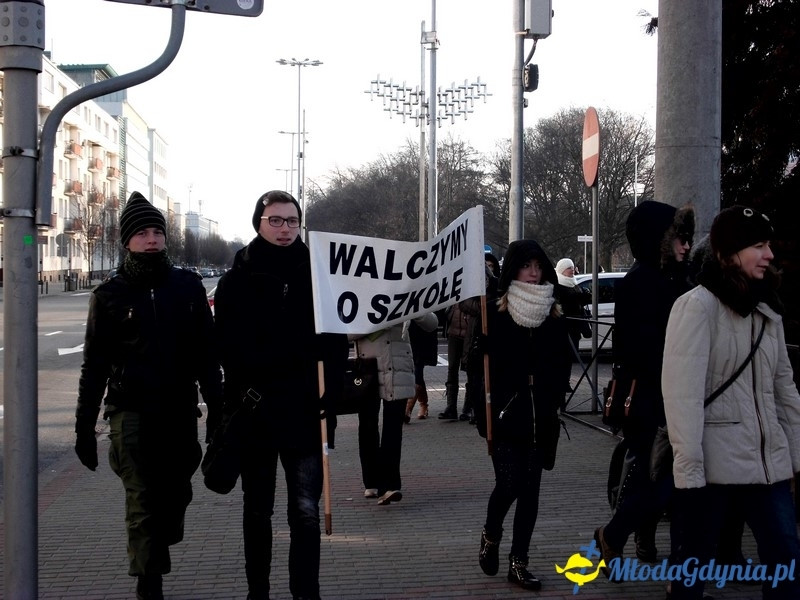 Protest uczniów i nauczycieli przed Urzędem Miasta.