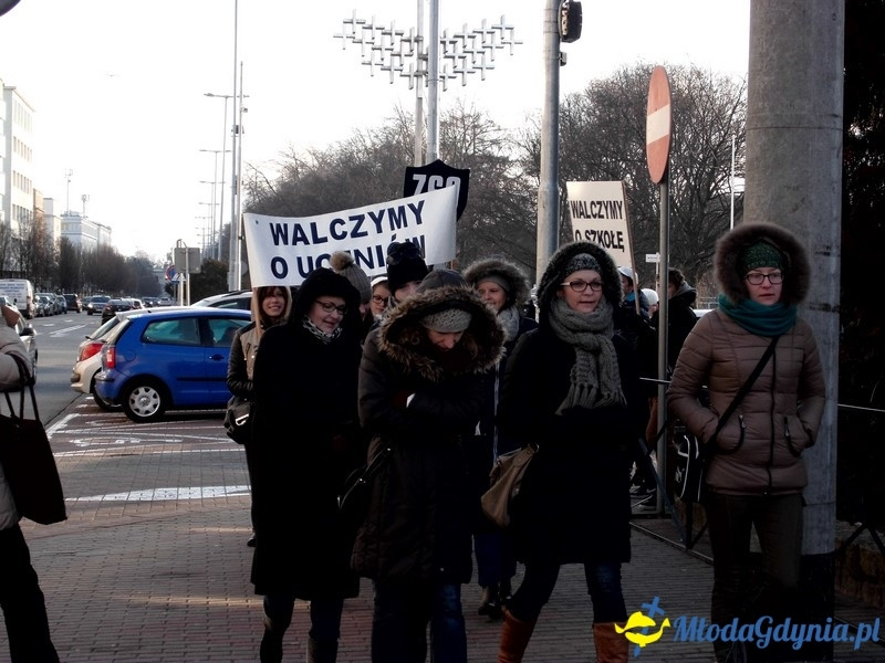 Protest uczniów i nauczycieli przed Urzędem Miasta.