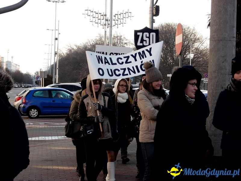 Protest uczniów i nauczycieli przed Urzędem Miasta.