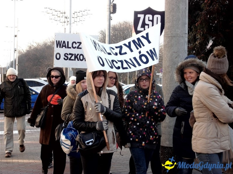 Protest uczniów i nauczycieli przed Urzędem Miasta.
