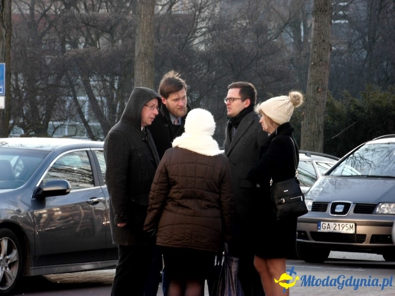 Protest uczniów i nauczycieli przed Urzędem Miasta.