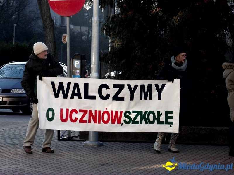 Protest uczniów i nauczycieli przed Urzędem Miasta.