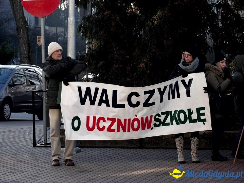 Protest uczniów i nauczycieli przed Urzędem Miasta.