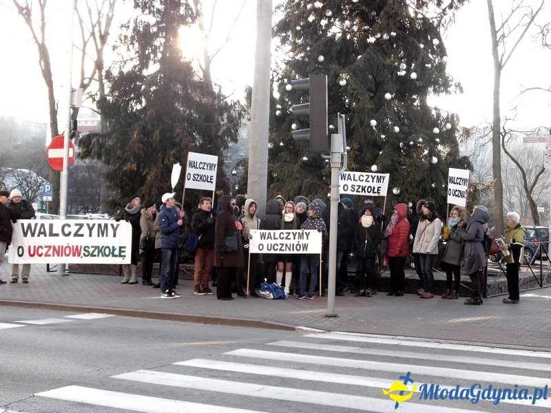 Protest uczniów i nauczycieli przed Urzędem Miasta.