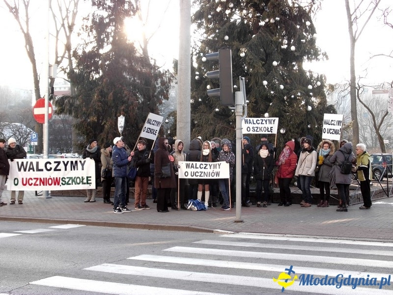 Protest uczniów i nauczycieli przed Urzędem Miasta.