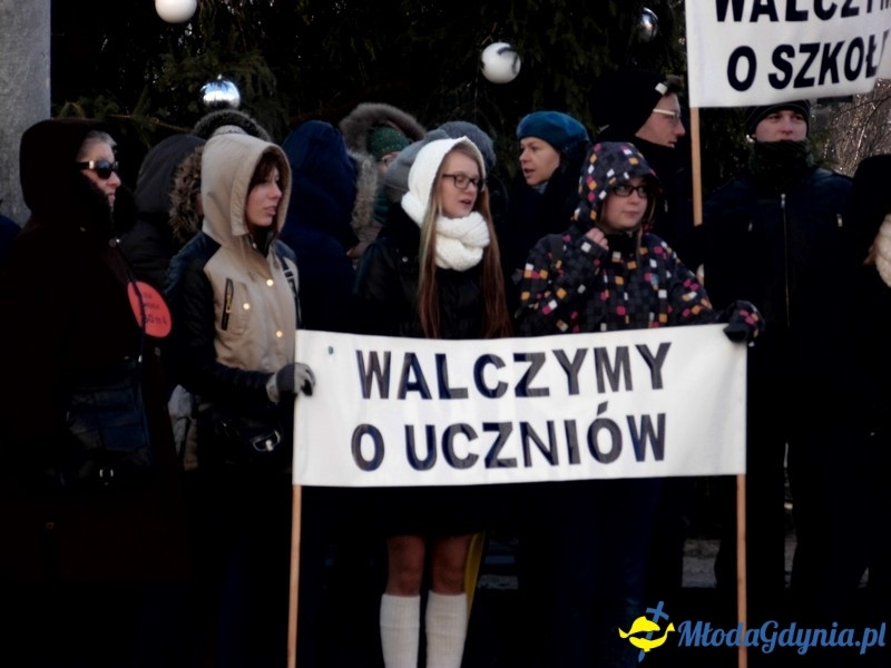 Protest uczniów i nauczycieli przed Urzędem Miasta.