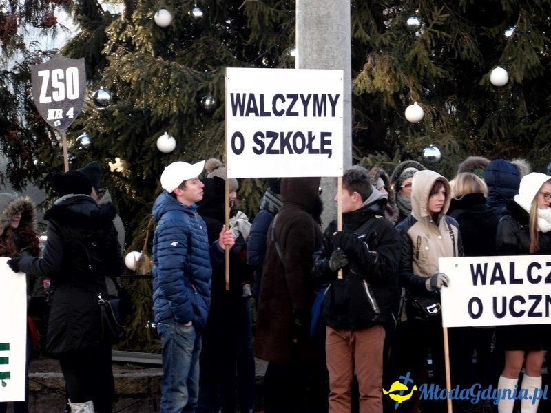 Protest uczniów i nauczycieli przed Urzędem Miasta.