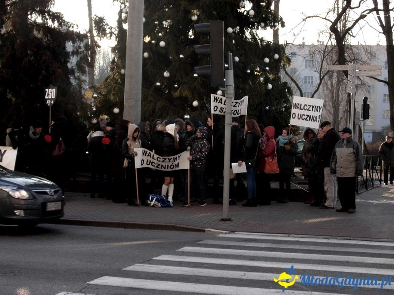 Protest uczniów i nauczycieli przed Urzędem Miasta.