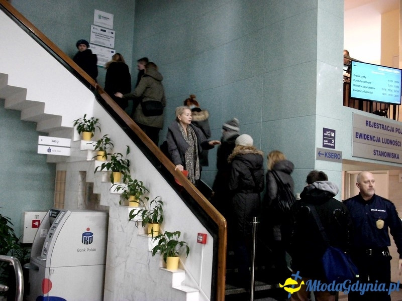 Protest uczniów i nauczycieli przed Urzędem Miasta.