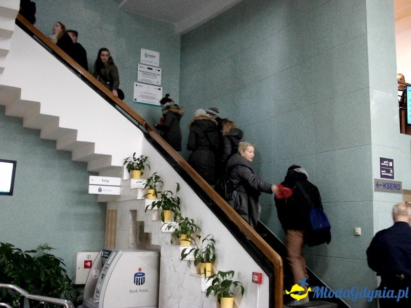 Protest uczniów i nauczycieli przed Urzędem Miasta.