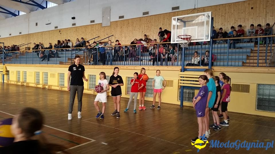 ZS 14 - Dominika Miłoszewska z Basketu 90 Gdynia w szkole