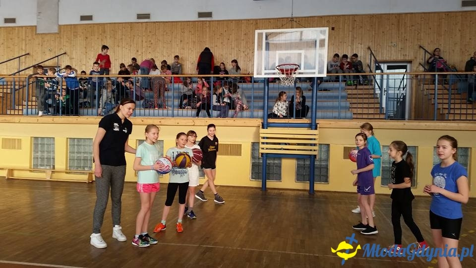 ZS 14 - Dominika Miłoszewska z Basketu 90 Gdynia w szkole