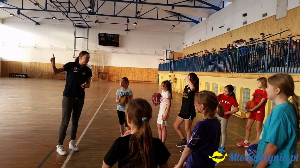ZS 14 - Dominika Miłoszewska z Basketu 90 Gdynia w szkole