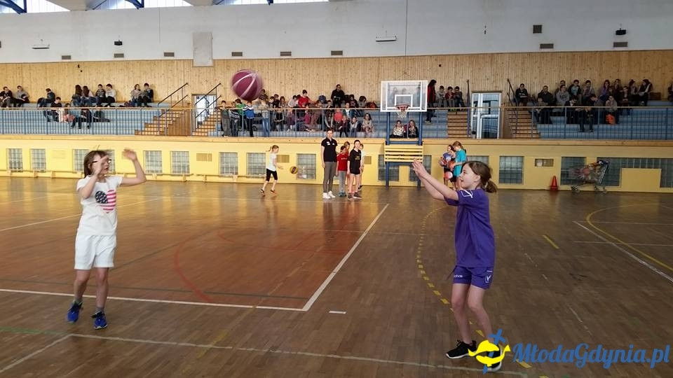 ZS 14 - Dominika Miłoszewska z Basketu 90 Gdynia w szkole
