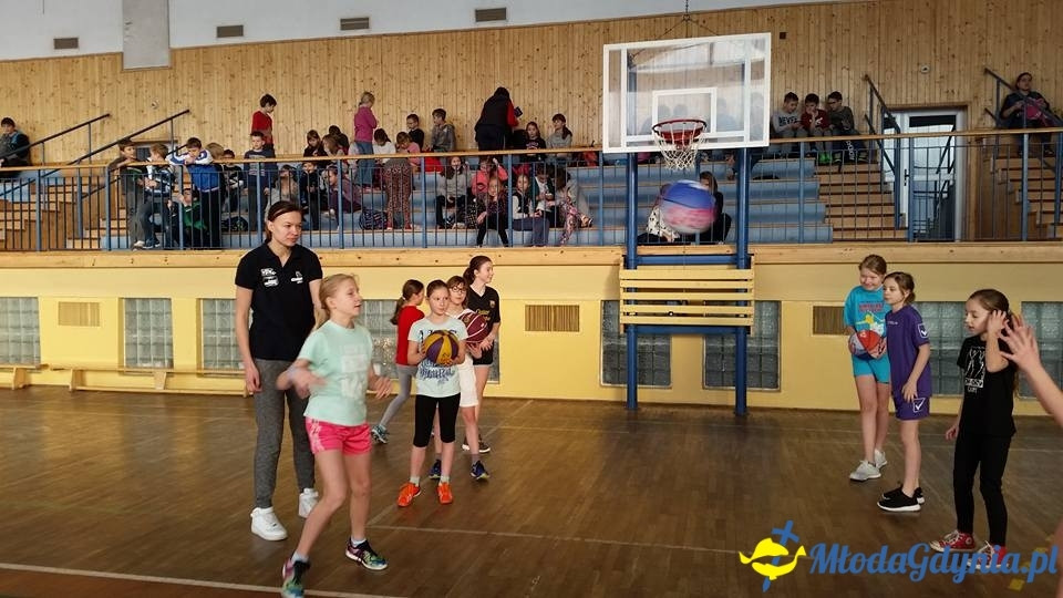 ZS 14 - Dominika Miłoszewska z Basketu 90 Gdynia w szkole
