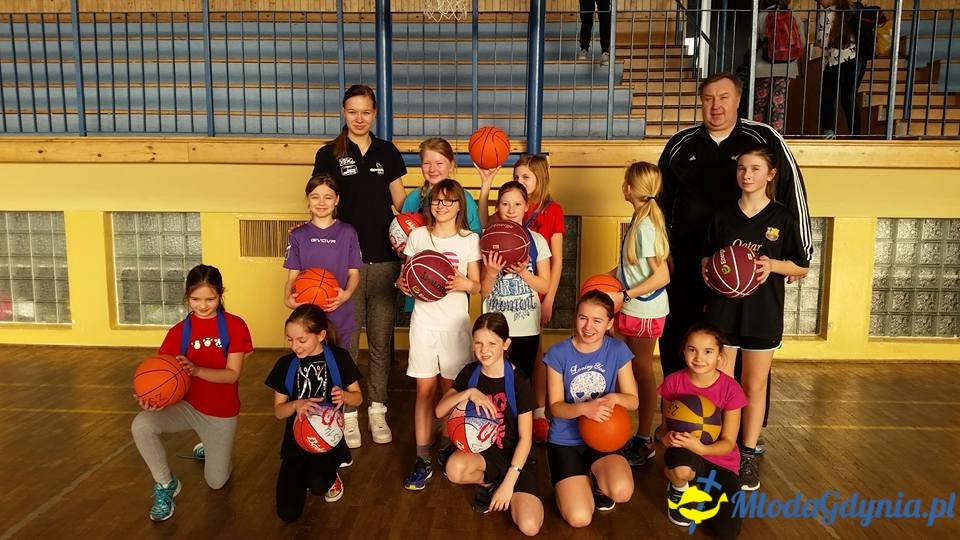 ZS 14 - Dominika Miłoszewska z Basketu 90 Gdynia w szkole