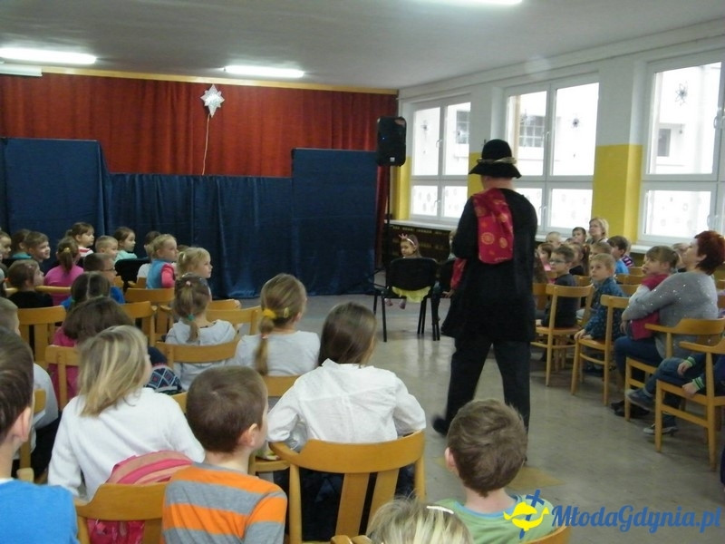 ZS 11 -  dzieci z Przedszkola nr 49 na przedstawieniu