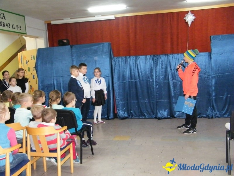 ZS 11 -  dzieci z Przedszkola nr 49 na przedstawieniu