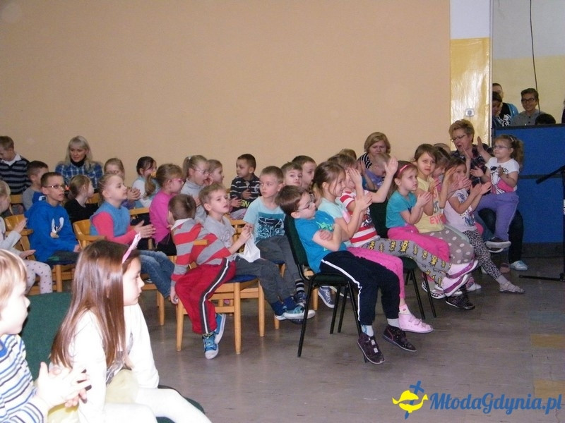 ZS 11 -  dzieci z Przedszkola nr 49 na przedstawieniu