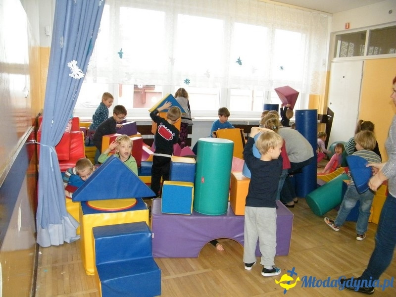 ZS 11 -  dzieci z Przedszkola nr 49 na przedstawieniu