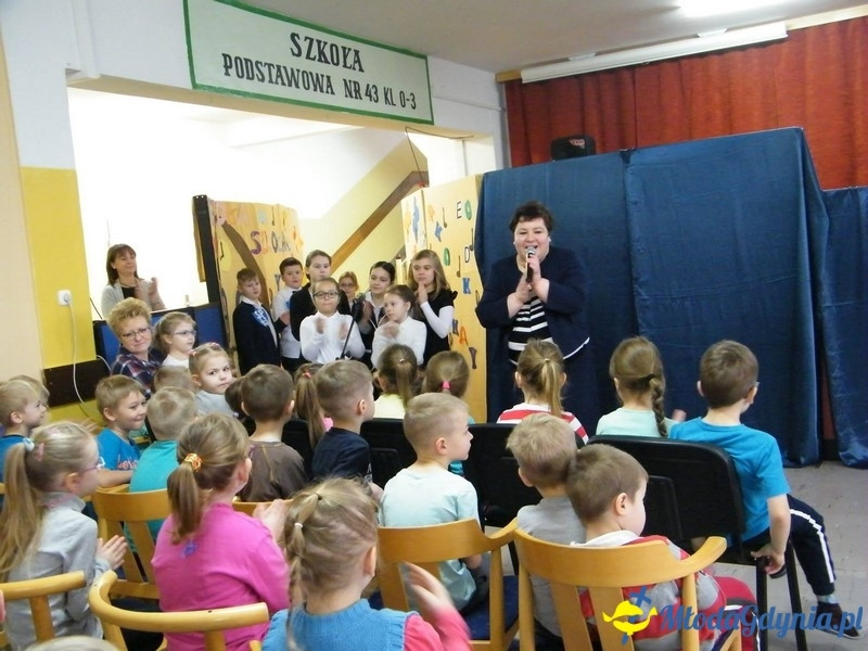 ZS 11 -  dzieci z Przedszkola nr 49 na przedstawieniu