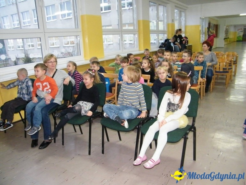 ZS 11 -  dzieci z Przedszkola nr 49 na przedstawieniu