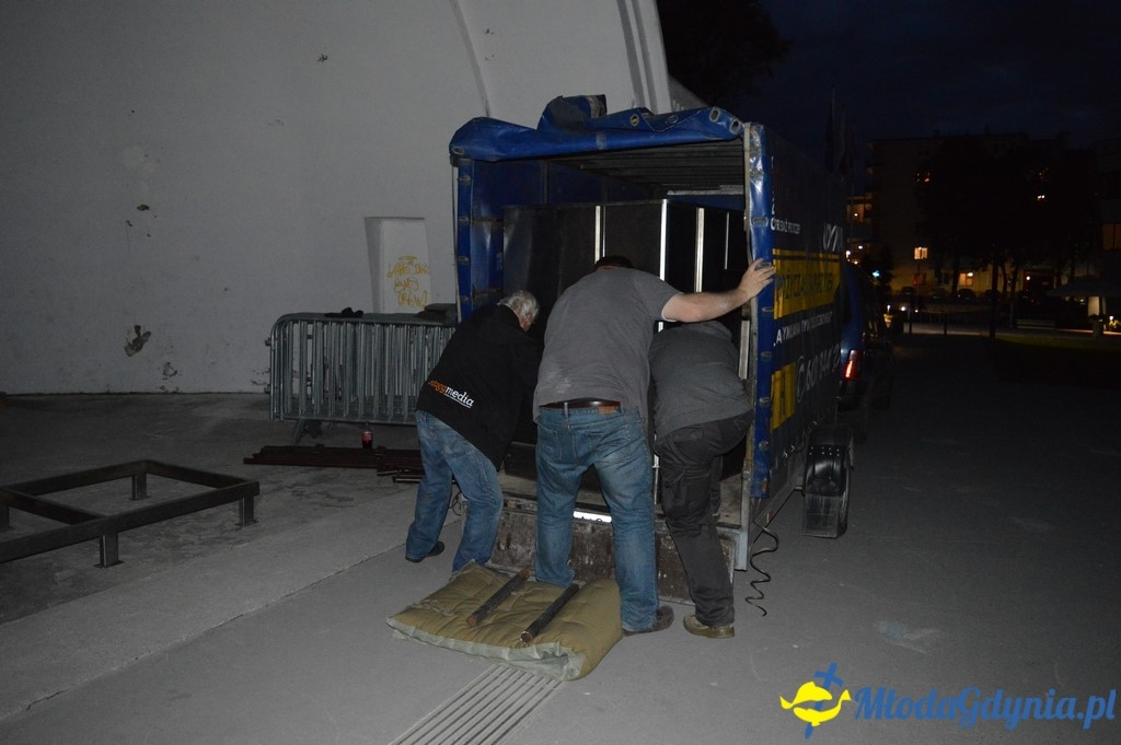 Przygotowywanie do bicia rekordu w gotowaniu zupy wiśniowej