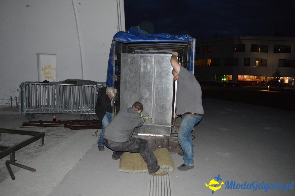 Przygotowywanie do bicia rekordu w gotowaniu zupy wiśniowej