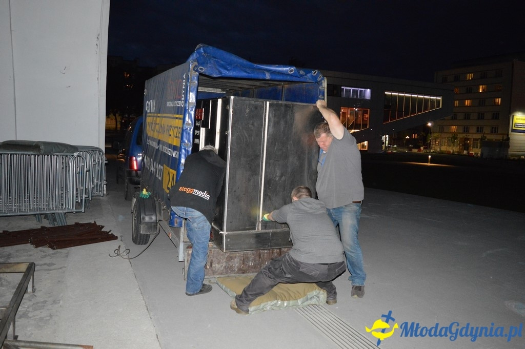 Przygotowywanie do bicia rekordu w gotowaniu zupy wiśniowej