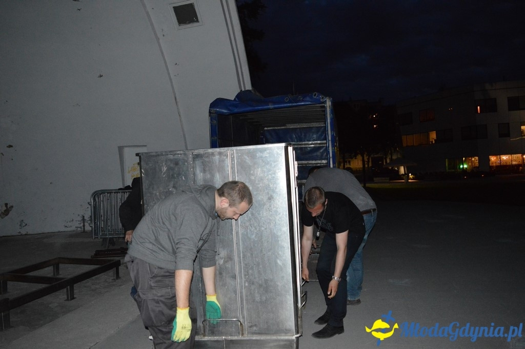 Przygotowywanie do bicia rekordu w gotowaniu zupy wiśniowej