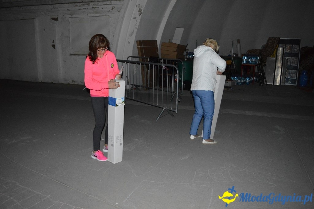 Przygotowywanie do bicia rekordu w gotowaniu zupy wiśniowej