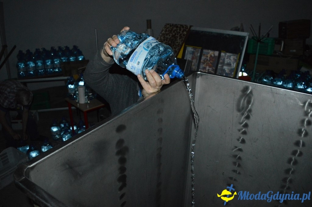 Przygotowywanie do bicia rekordu w gotowaniu zupy wiśniowej