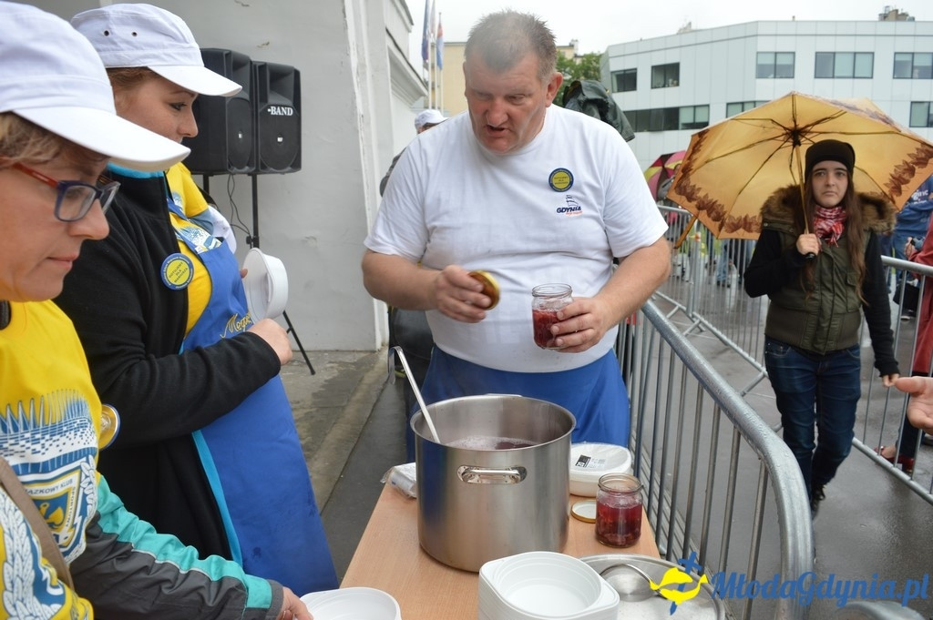 Bicie rekordu w gotowaniu zupy wiśniowej