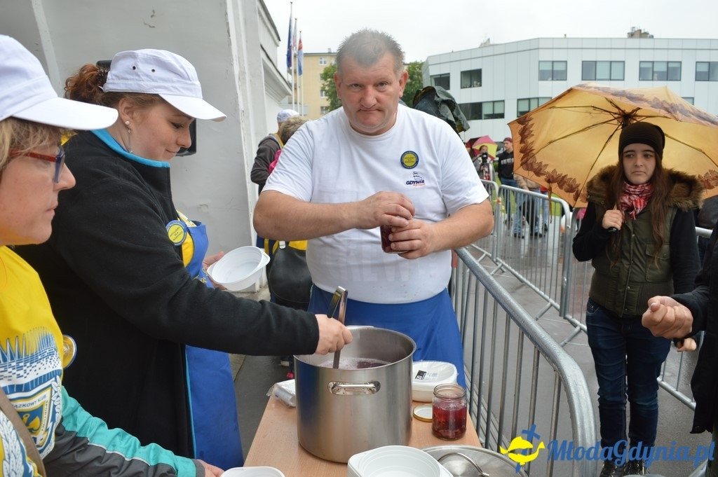 Bicie rekordu w gotowaniu zupy wiśniowej