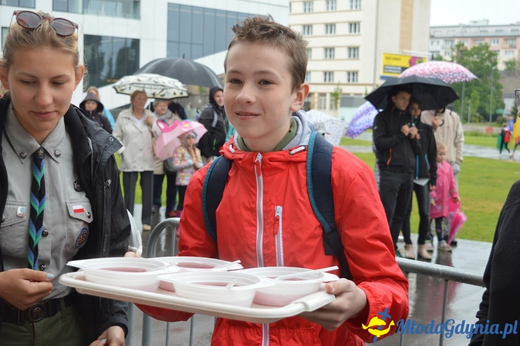 Bicie rekordu w gotowaniu zupy wiśniowej