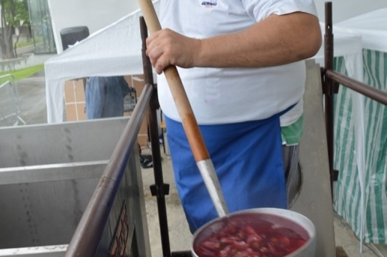 Bicie rekordu w gotowaniu zupy wiśniowej
