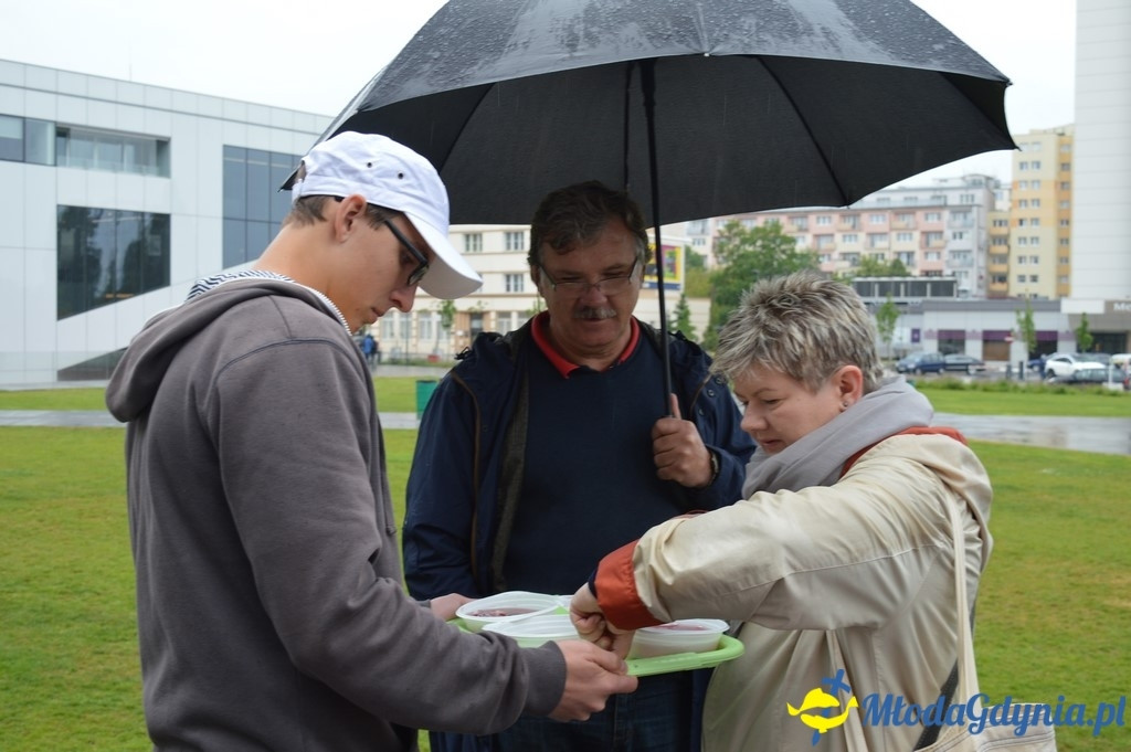 Bicie rekordu w gotowaniu zupy wiśniowej