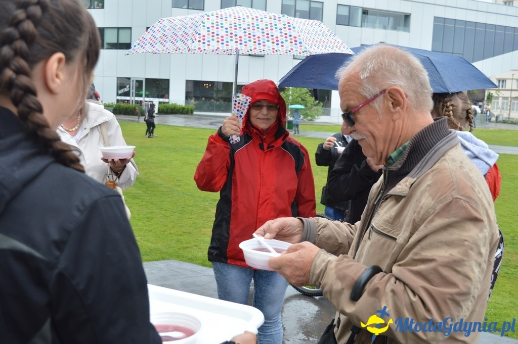 Bicie rekordu w gotowaniu zupy wiśniowej