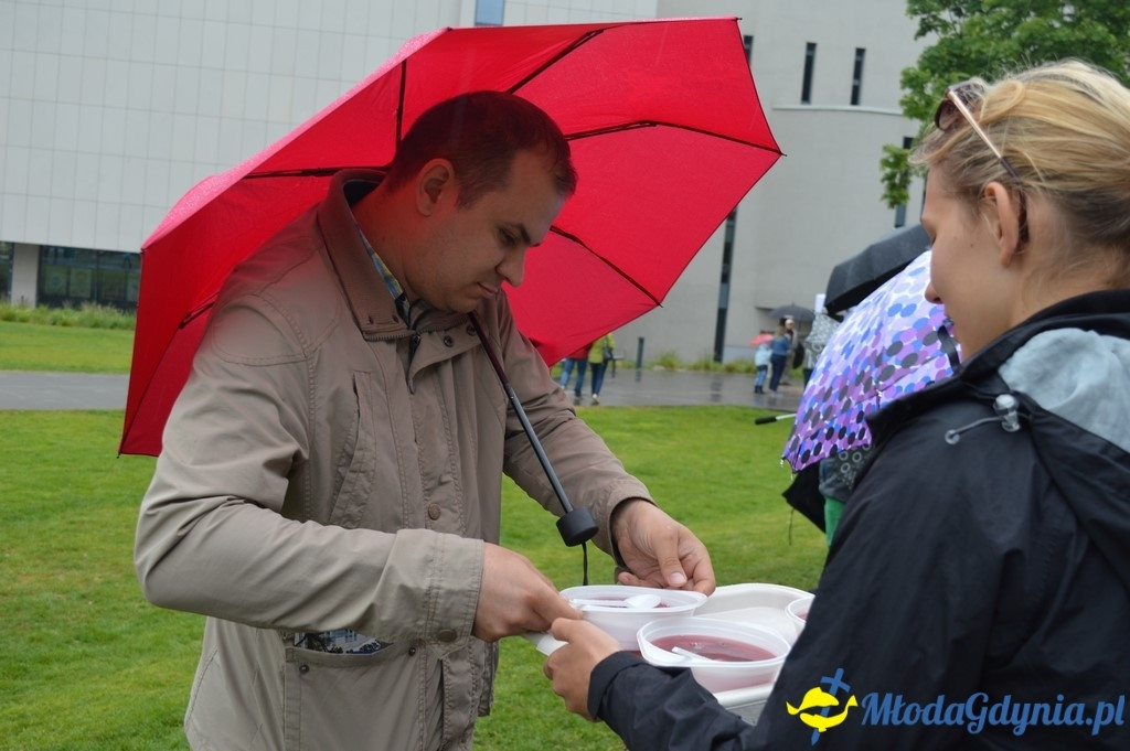 Bicie rekordu w gotowaniu zupy wiśniowej