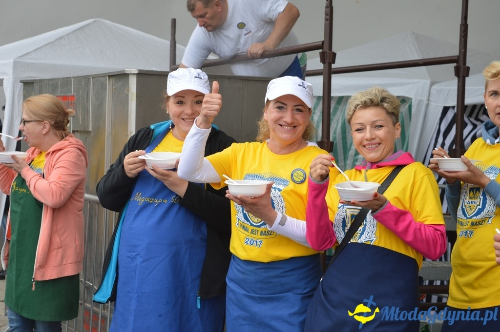 Bicie rekordu w gotowaniu zupy wiśniowej