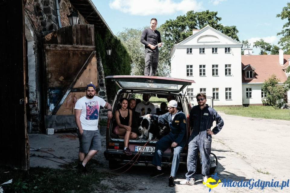 Przez weekend zmieniali auta w campery