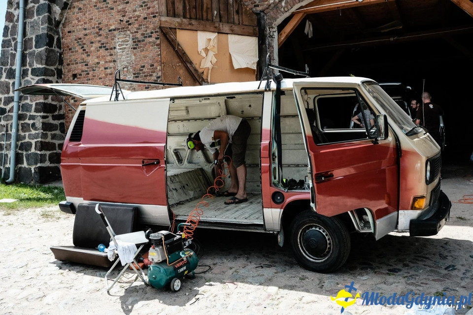 Przez weekend zmieniali auta w campery