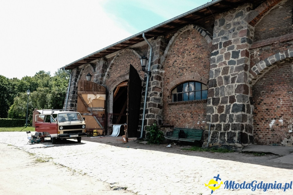 Przez weekend zmieniali auta w campery