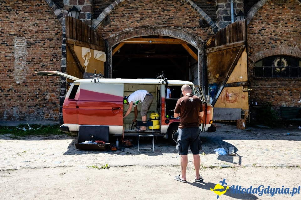 Przez weekend zmieniali auta w campery
